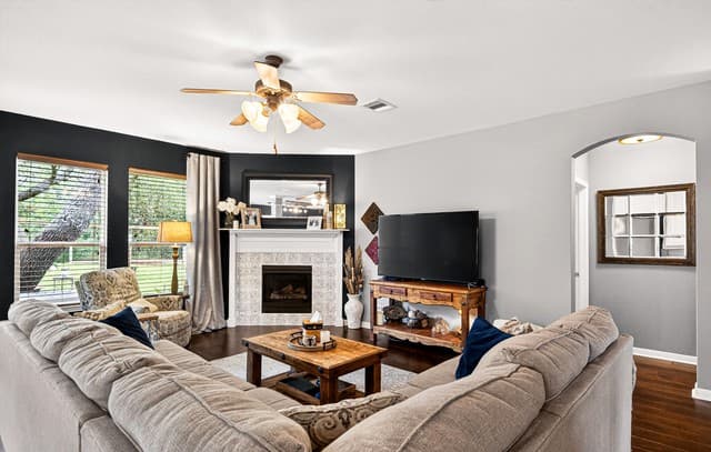 4-bedroom rental at 18430 Rogers Bend in San Antonio, TX — photo 4