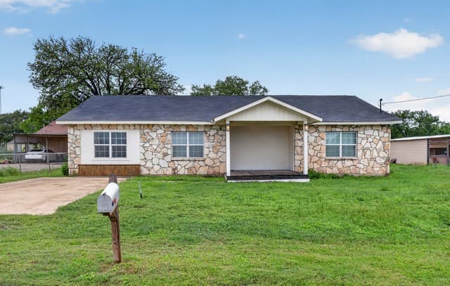 3-bedroom rental at 715 Walnut St in Jourdanton, TX — photo 1