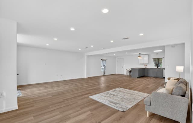 3-bedroom rental at 715 Walnut St in Jourdanton, TX — photo 3