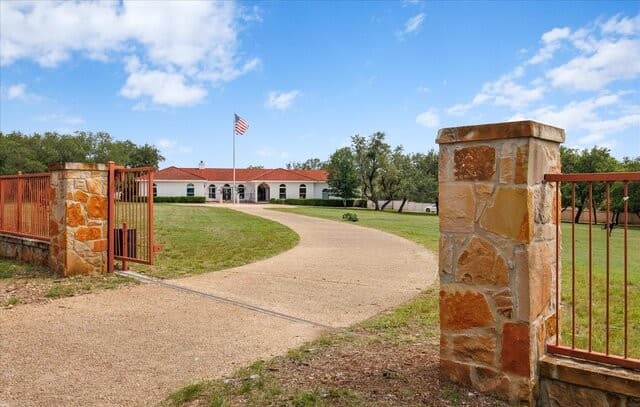 Home for sale at 8413 Wembley in Fair Oaks Ranch, TX — photo 5