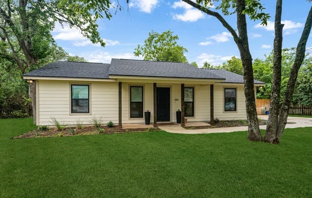 3-bedroom rental at 324 Ebner St in Boerne, TX — photo 2