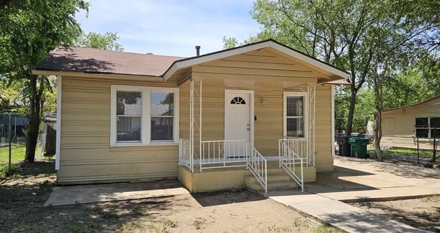 3-bedroom rental at 3506 W Houston St in San Antonio, TX — photo 2