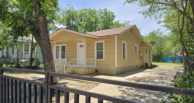 3-bedroom rental at 3506 W Houston St in San Antonio, TX — photo 3