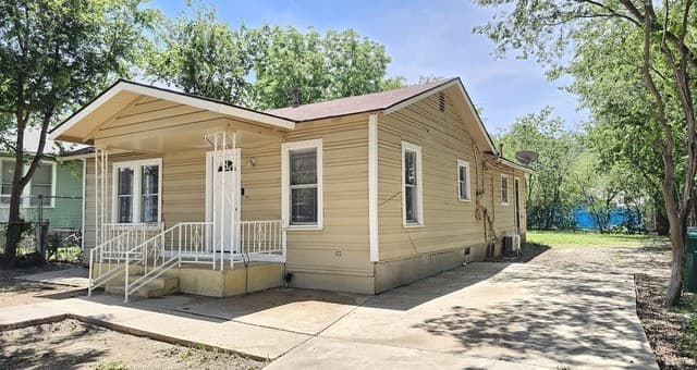 3-bedroom rental at 3506 W Houston St in San Antonio, TX — photo 4