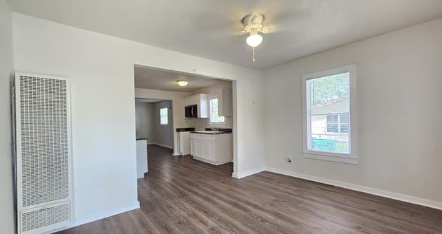 3-bedroom rental at 3506 W Houston St in San Antonio, TX — photo 5