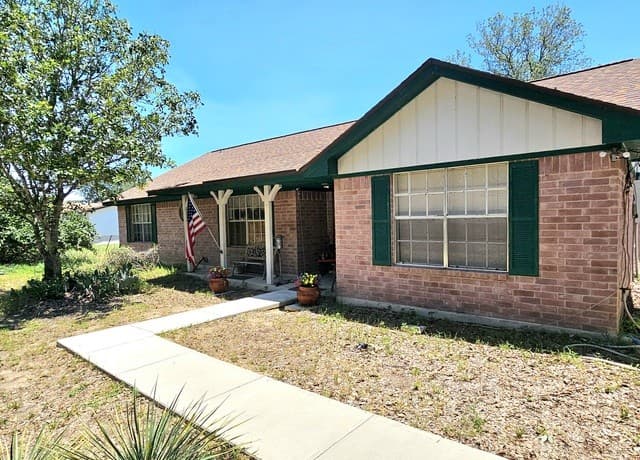 4-bedroom rental at 214 Cherry Rdg in Floresville, TX — photo 2