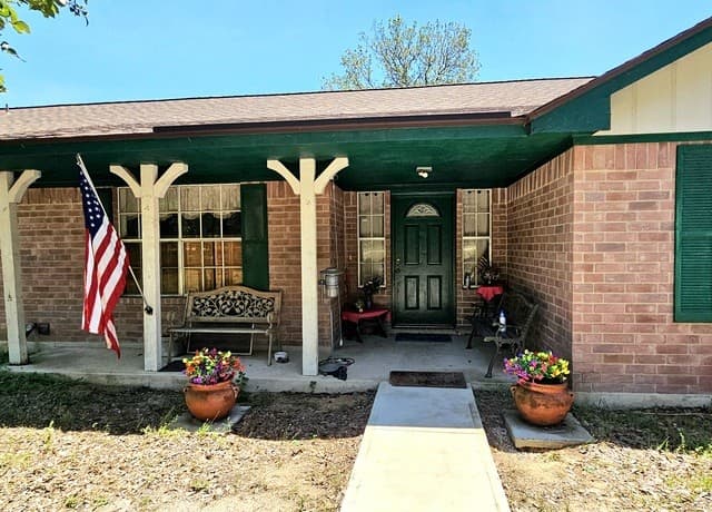 4-bedroom rental at 214 Cherry Rdg in Floresville, TX — photo 3