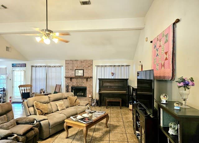 4-bedroom rental at 214 Cherry Rdg in Floresville, TX — photo 4
