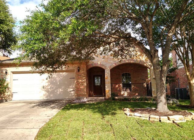 3-bedroom rental at 5714 Southern Oaks in San Antonio, TX — photo 2
