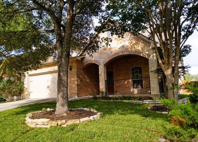 3-bedroom rental at 5714 Southern Oaks in San Antonio, TX — photo 3