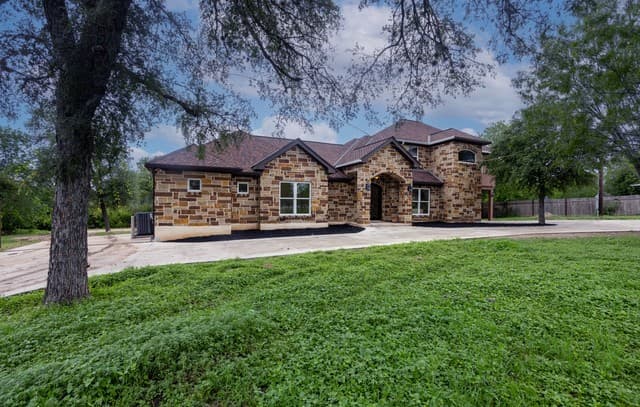 6-bedroom rental at 1910 Donaldson Ave in San Antonio, TX — photo 2