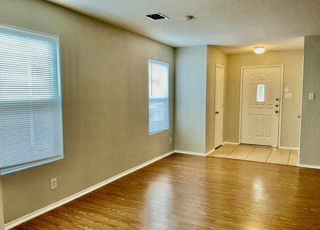 3-bedroom rental at 8306 Apricot Bloom in San Antonio, TX — photo 3