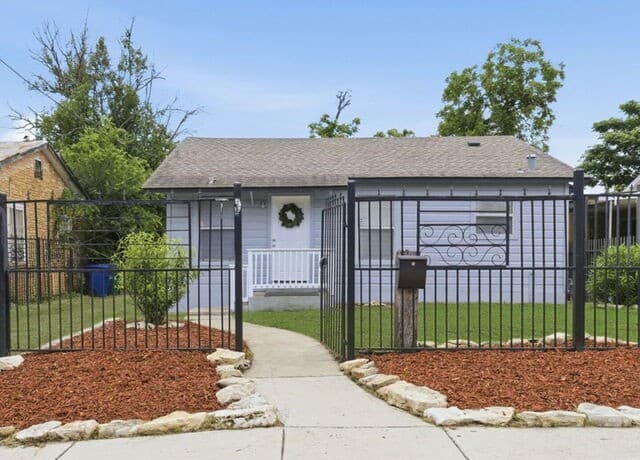 2-bedroom rental at 2014 Hays St in San Antonio, TX — photo 1