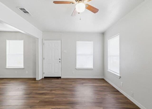 2-bedroom rental at 2014 Hays St in San Antonio, TX — photo 4