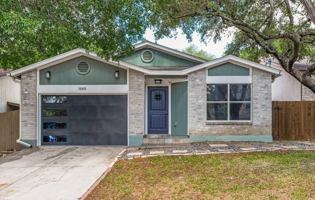 3-bedroom rental at 12915 Hunters Moon in San Antonio, TX — photo 2