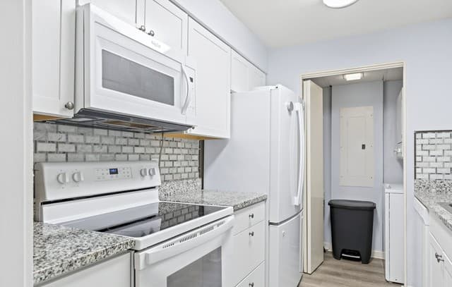 2-bedroom rental at 7701 Wurzbach Rd Unit 1405 in San Antonio, TX — photo 3