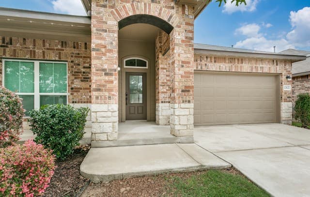 4-bedroom rental at 13632 Mcbride Bend in San Antonio, TX — photo 2