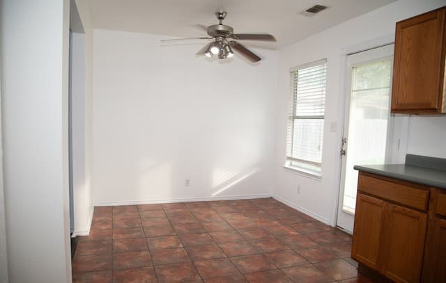 3-bedroom rental at 1603 Mira Vista in San Antonio, TX — photo 5