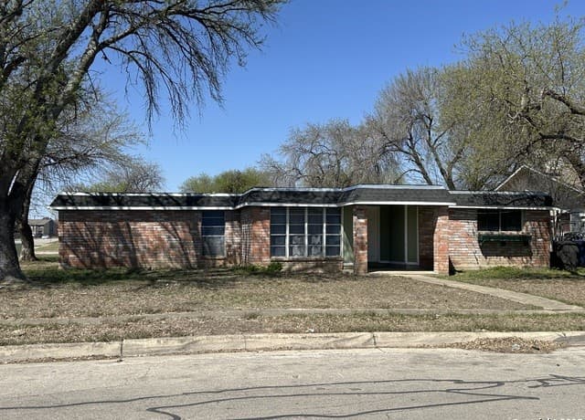 rental at 5738 Harefield in San Antonio, TX — photo 2