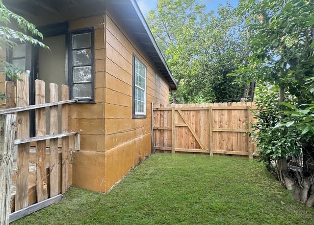 2-bedroom rental at 146 Gaskin Dr in San Antonio, TX — photo 2