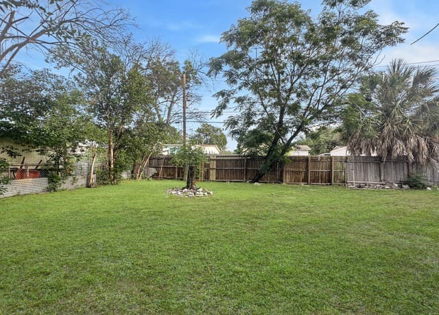 2-bedroom rental at 146 Gaskin Dr in San Antonio, TX — photo 5