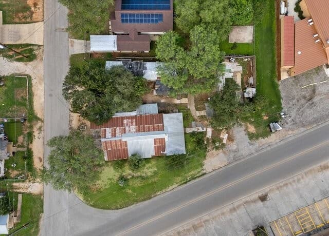 6-bedroom rental at 19540 K in Somerset, TX — photo 2