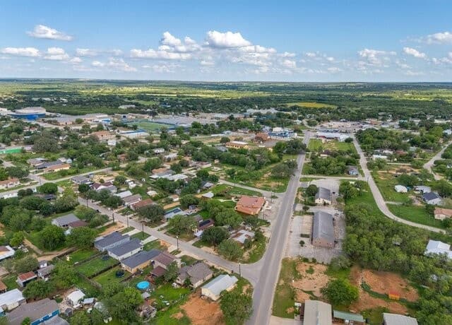 6-bedroom rental at 19540 K in Somerset, TX — photo 4