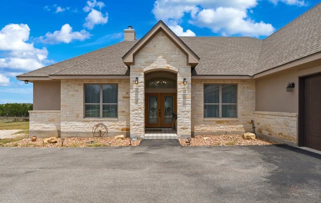 3-bedroom rental at 323 Bosque Rdg in Spring Branch, TX — photo 5