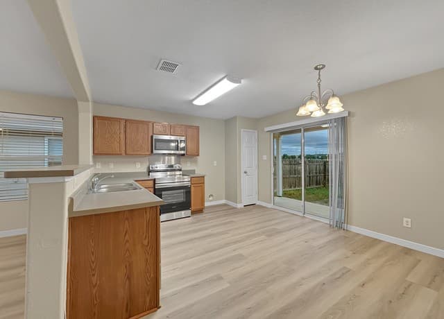 3-bedroom rental at 12215 Glendale in San Antonio, TX — photo 5