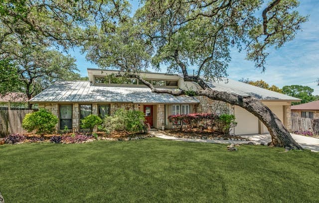 3-bedroom rental at 9327 Wickheather St in San Antonio, TX — photo 2