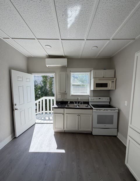 3-bedroom rental at 105 Heflin in San Antonio, TX — photo 4