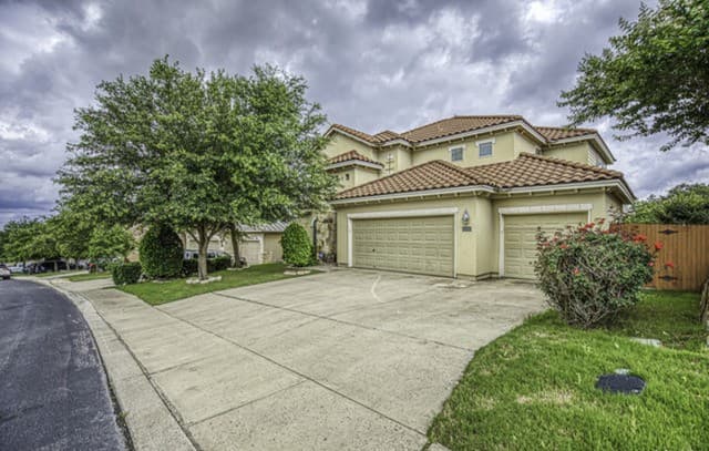 4-bedroom rental at 18306 W Muir Glen Dr in San Antonio, TX — photo 2
