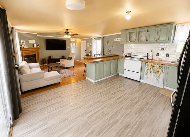 2-bedroom rental at 701 Lakeshore Ln in Bandera, TX — photo 2