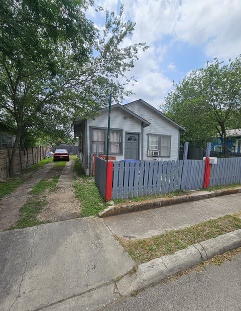 3-bedroom rental at 2318 W Poplar St in San Antonio, TX — photo 1