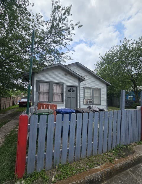 3-bedroom rental at 2318 W Poplar St in San Antonio, TX — photo 2