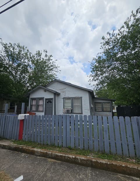 3-bedroom rental at 2318 W Poplar St in San Antonio, TX — photo 3