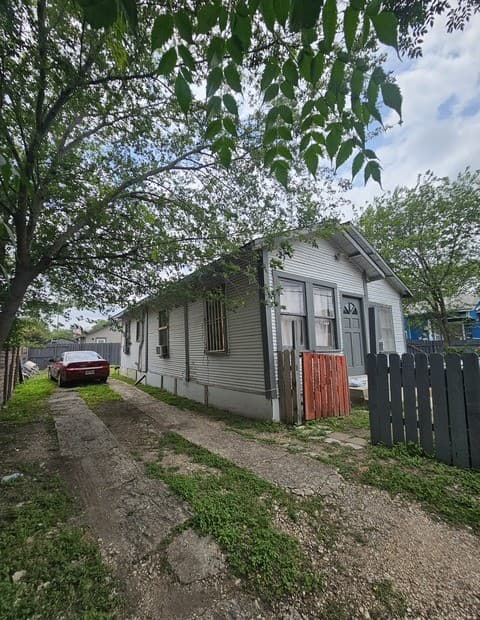 3-bedroom rental at 2318 W Poplar St in San Antonio, TX — photo 4