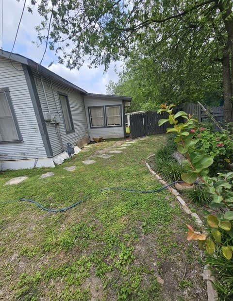3-bedroom rental at 2318 W Poplar St in San Antonio, TX — photo 5