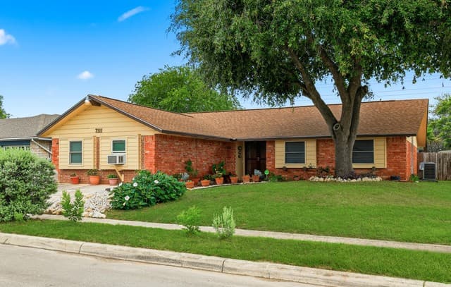 4-bedroom rental at 7111 Split Crk in San Antonio, TX — photo 1