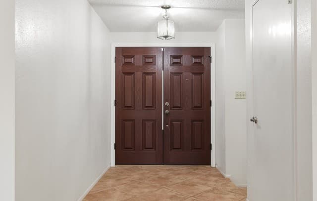 4-bedroom rental at 7111 Split Crk in San Antonio, TX — photo 2