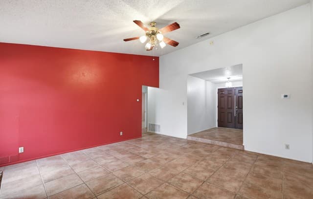 4-bedroom rental at 7111 Split Crk in San Antonio, TX — photo 4