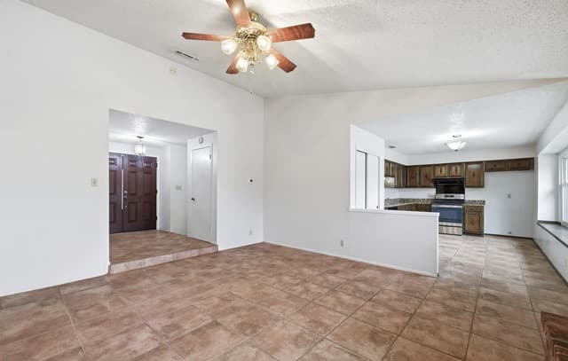 4-bedroom rental at 7111 Split Crk in San Antonio, TX — photo 5