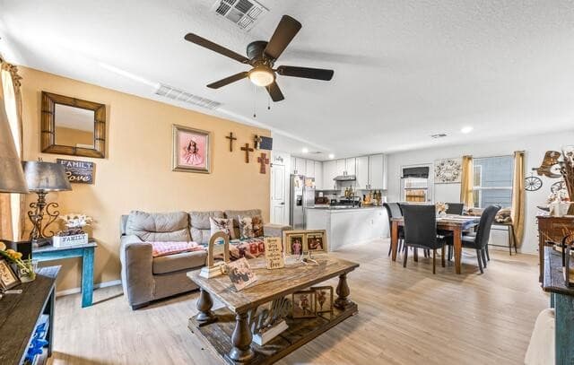 3-bedroom rental at 4446 Grassland Pass in San Antonio, TX — photo 4