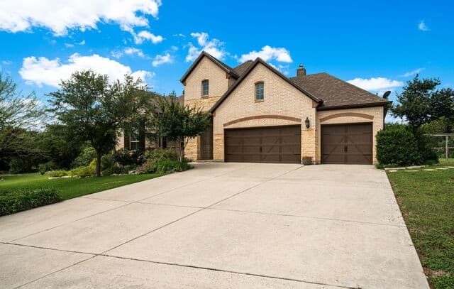 5-bedroom rental at 13207 Trotting Path in Helotes, TX — photo 2