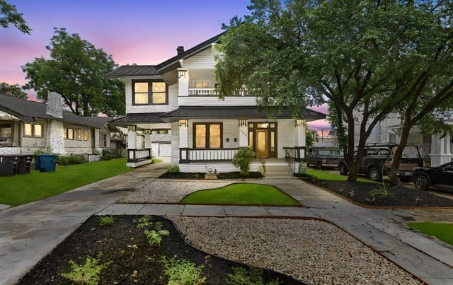 rental at 940 W Mulberry in San Antonio, TX — photo 1