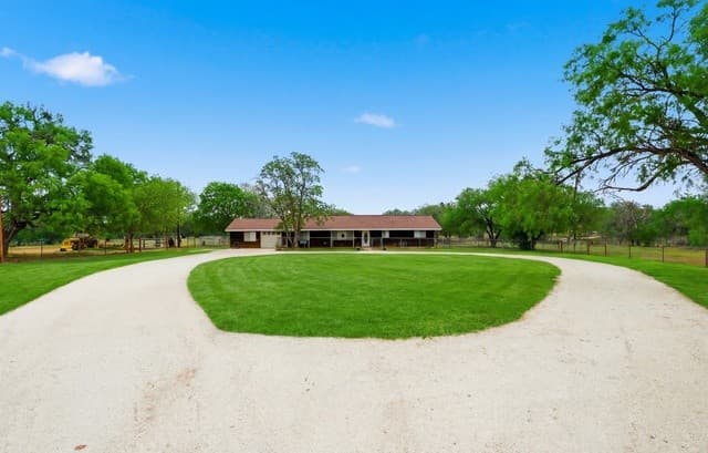 3-bedroom rental at 144 Oak Park Rd in Adkins, TX — photo 3