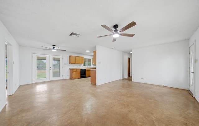 3-bedroom rental at 144 Oak Park Rd in Adkins, TX — photo 4
