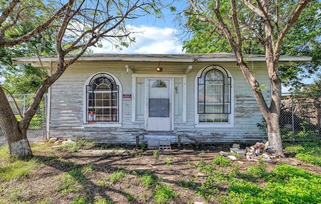 3-bedroom rental at 1346 Kirk Pl in San Antonio, TX — photo 2