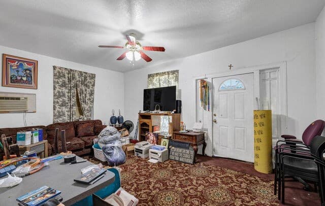 3-bedroom rental at 1346 Kirk Pl in San Antonio, TX — photo 3