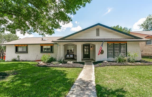 5-bedroom rental at 102 Silver Spgs in Universal City, TX — photo 2